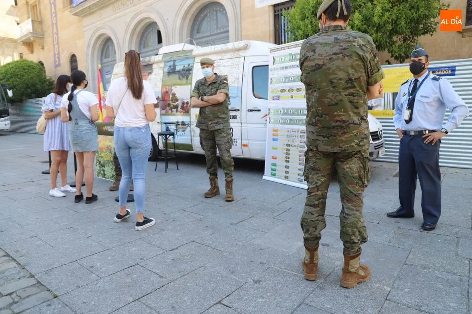 Foto 3 - El Ej&eacute;rcito informa en Los Bandos sobre el proceso de selecci&oacute;n para el ingreso en las Fuerzas...