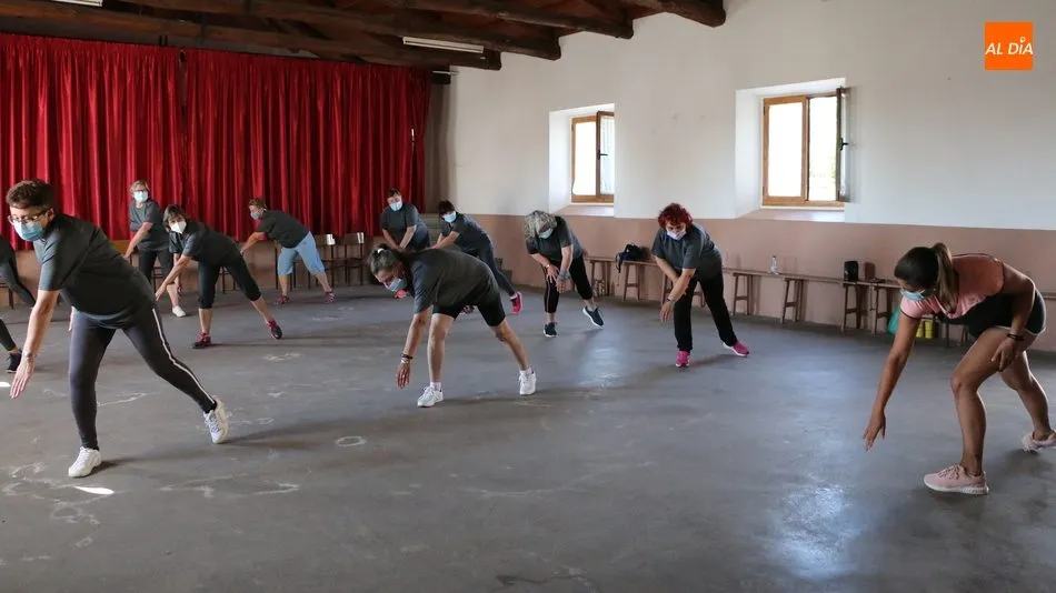 Este martes tocaba la sesión de gimnasia y ejercicios para la mejorar la memoria / CORRAL