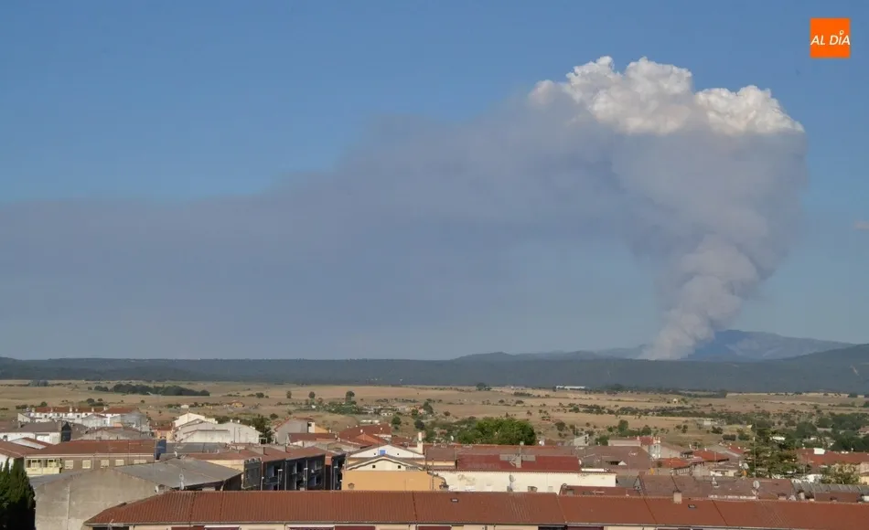 Foto 5 - Intensa lucha contra las llamas en Serradilla del Arroyo en el primer incendio forestal de la...