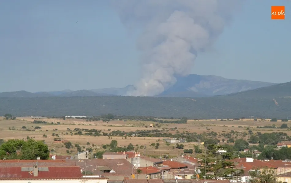 Foto 3 - Intensa lucha contra las llamas en Serradilla del Arroyo en el primer incendio forestal de la...