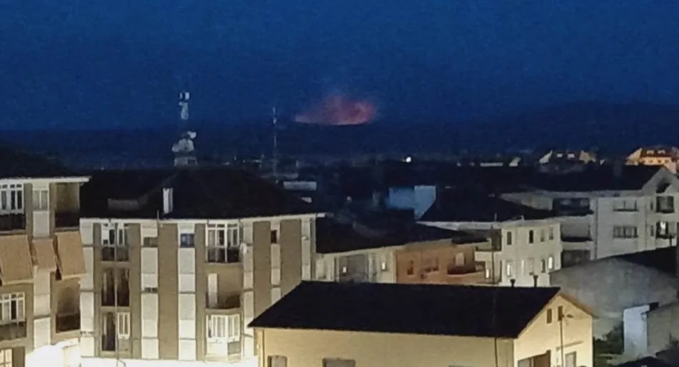 Foto 2 - Prosigue en la oscuridad de la noche la lucha contra el fuego en Serradilla del Arroyo  