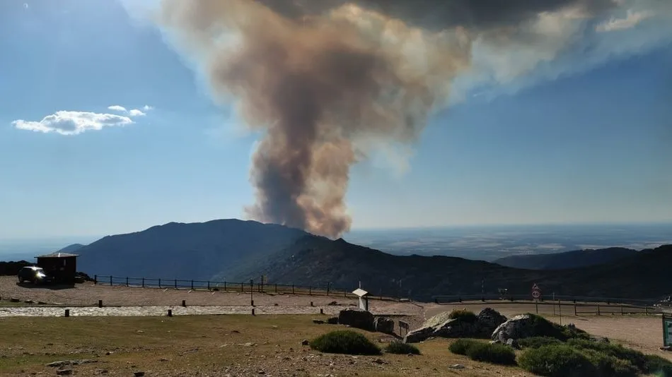 Aspecto de la zona afectada esta mañana, todavía con abundante humo. Foto @AT_Brif