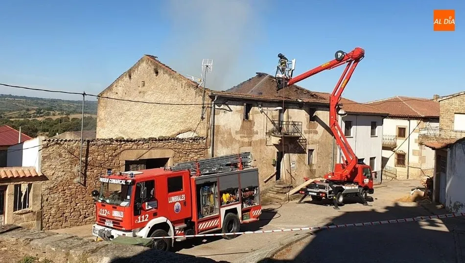Durante la mañana de este miércoles los bomberos de Lumbrales continuaban refrescando los restos del incendio
