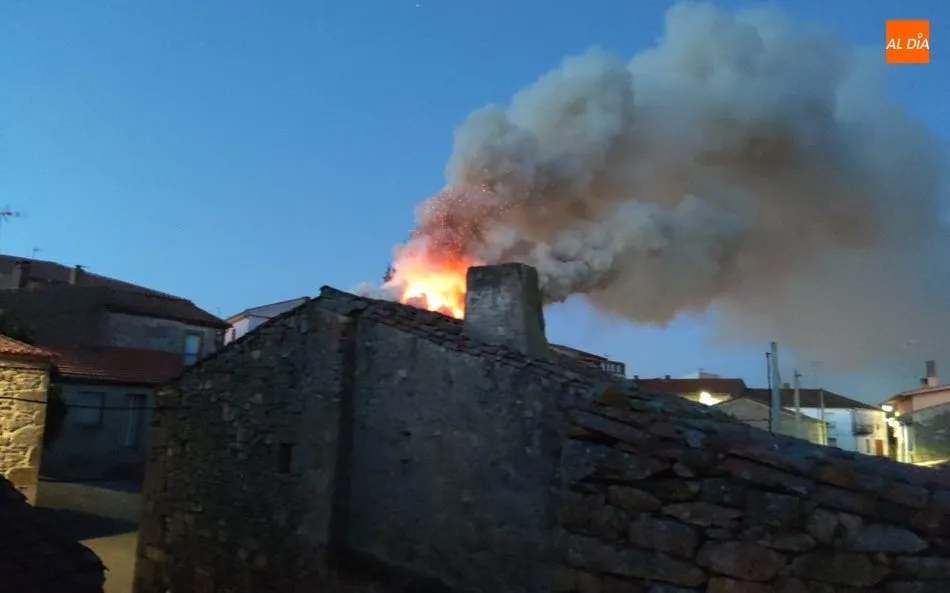 Foto 5 - Los Bomberos de Lumbrales controlan un peligroso incendio en una vivienda en Bermellar  