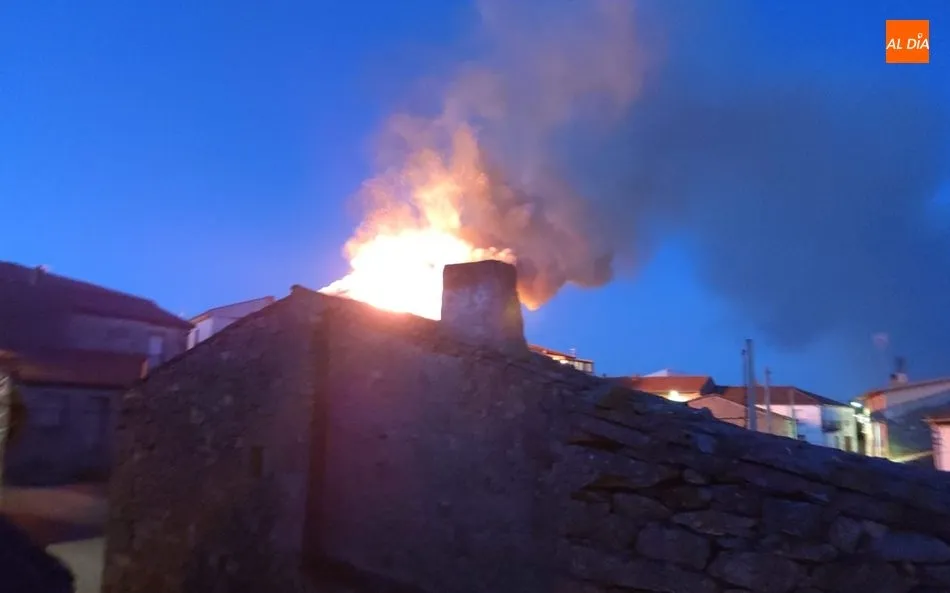 Foto 4 - Los Bomberos de Lumbrales controlan un peligroso incendio en una vivienda en Bermellar  