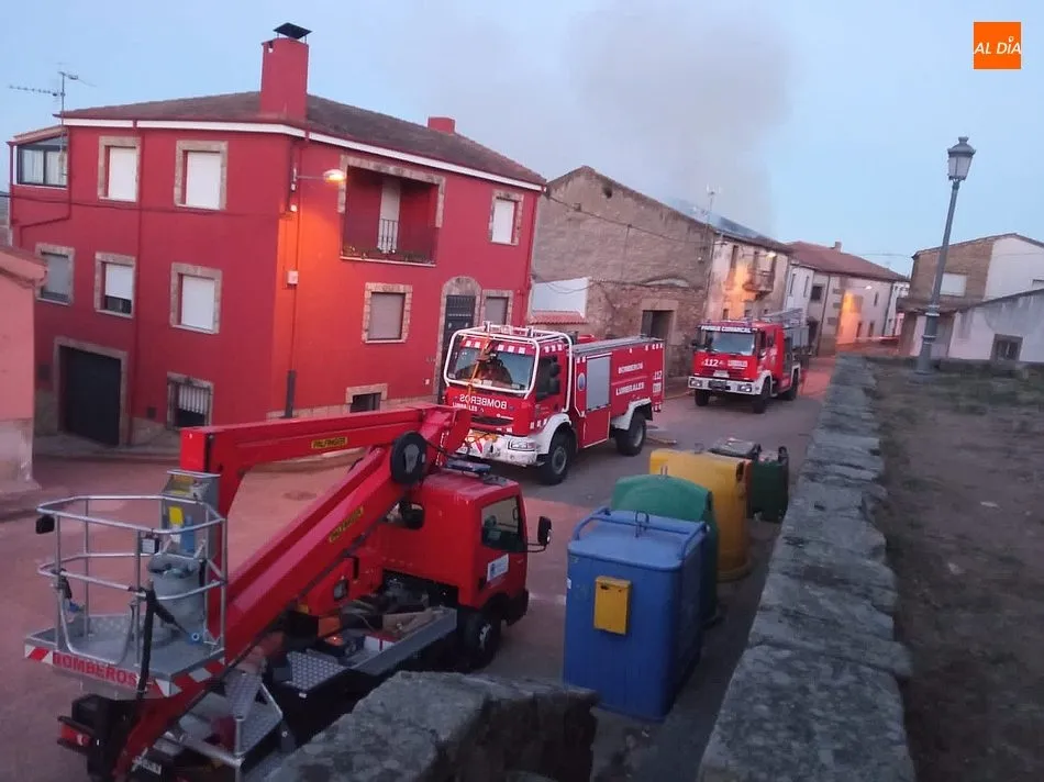 Foto 3 - Los Bomberos de Lumbrales controlan un peligroso incendio en una vivienda en Bermellar  