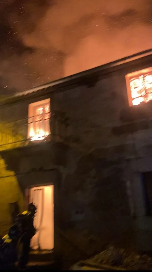 Foto 2 - Los Bomberos de Lumbrales controlan un peligroso incendio en una vivienda en Bermellar  
