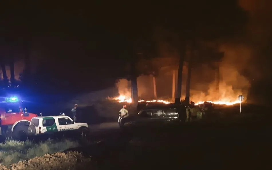 Foto 5 - Los servicios de extinci&oacute;n consiguen sofocar las llamas en Serradilla del Arroyo y trabajan para...