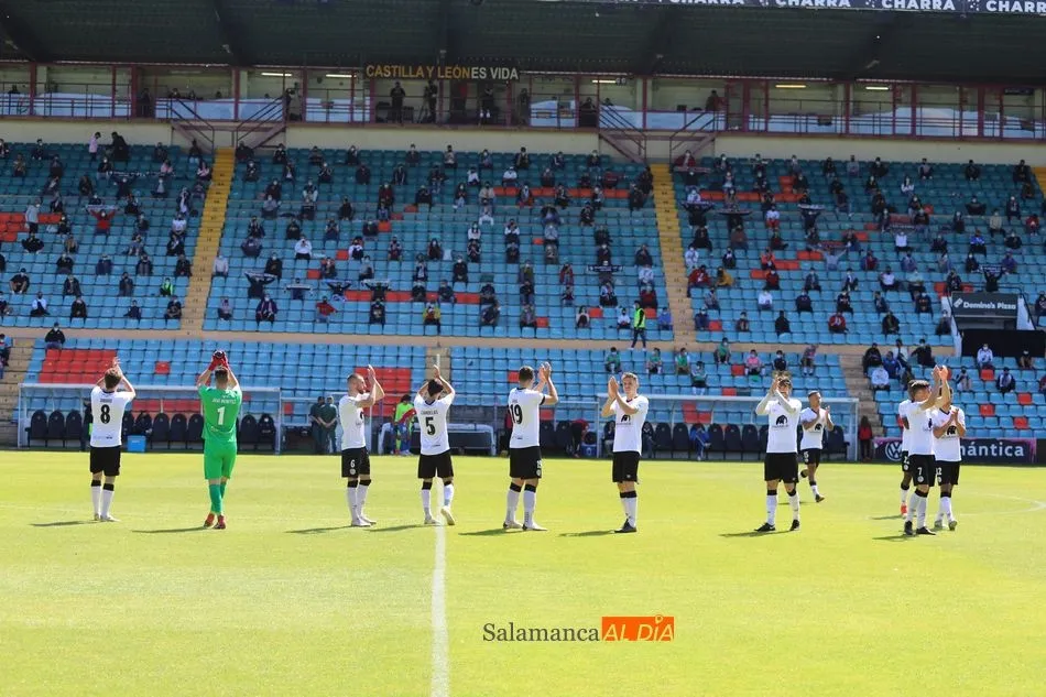 Los jugadores del Salamanca UDS saludan a la afición / Lydia González