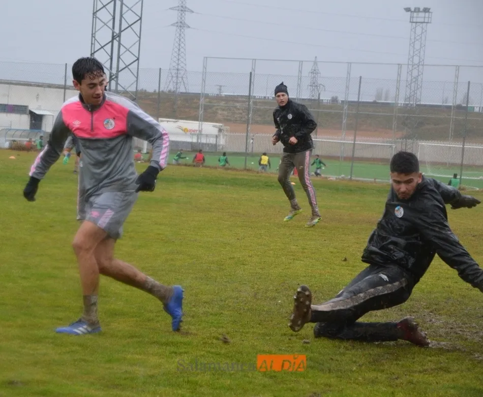 Martín Cascajo (a la derecha) va al suelo a por un tiro de Romero / Carlos Cuervo