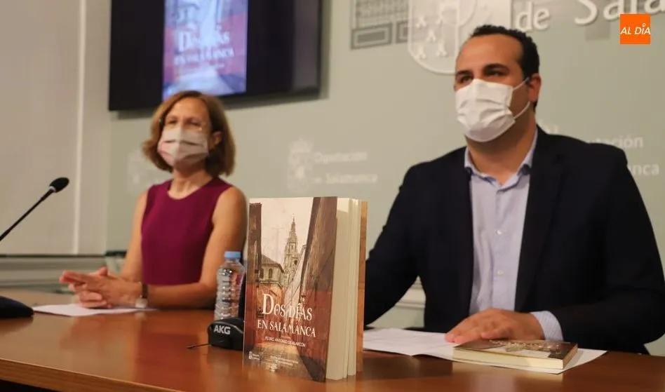 Presentación del libro Dos días en Salamanca, de Pedro Antonio Alarcón, con la presencia del diputado de Cultura, David Mingo, y la profesora, Ascensión Rivas. Foto de Lydia González