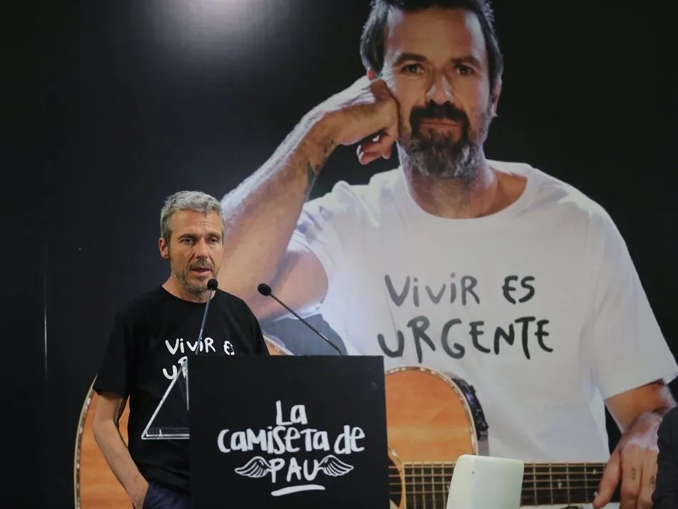 Marc Donés, hermano, amigo y socio de Pau, ha sido el encargado de representar a la familia el desaparecido cantante en la presentación de esta prenda tan especial | EP