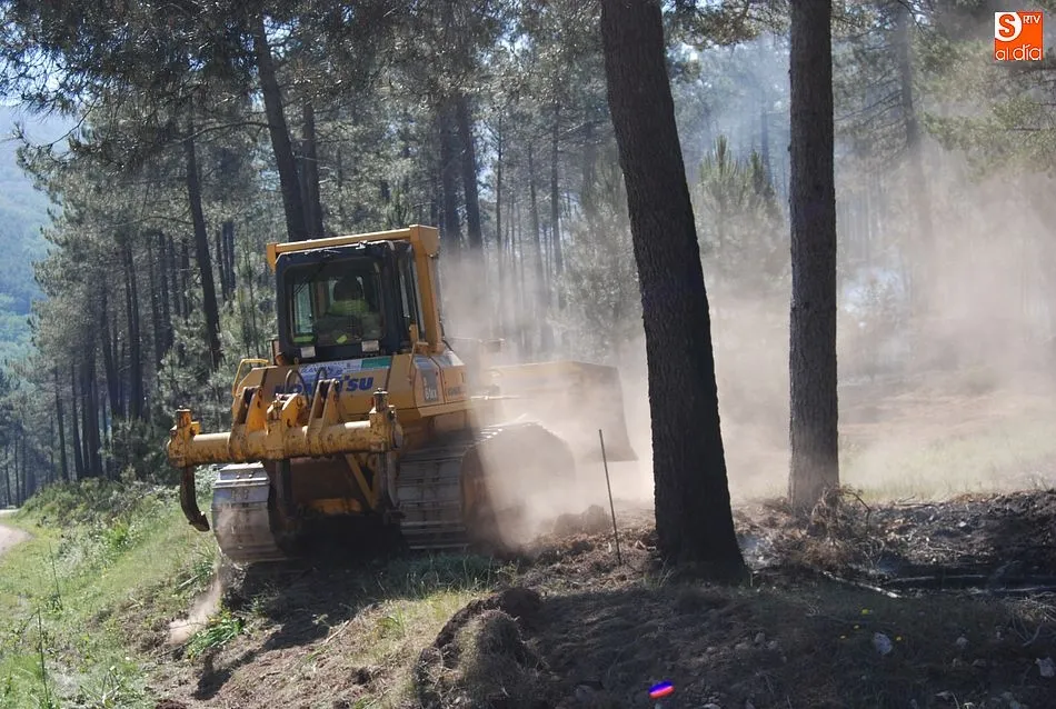 Foto 7 - El exigente trabajo nocturno da sus frutos y logra aislar las &uacute;ltimas llamas del incendio  