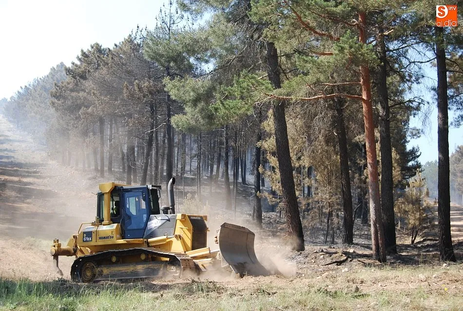 Foto 4 - El exigente trabajo nocturno da sus frutos y logra aislar las &uacute;ltimas llamas del incendio  