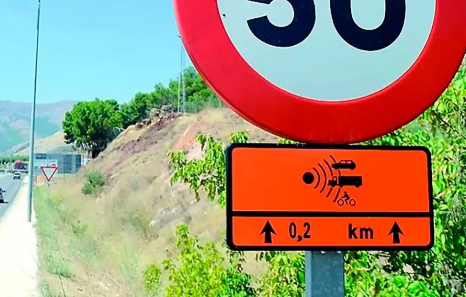 ¿Conoces la nueva señal naranja de advertencia en carretera? La DGT te la explica  