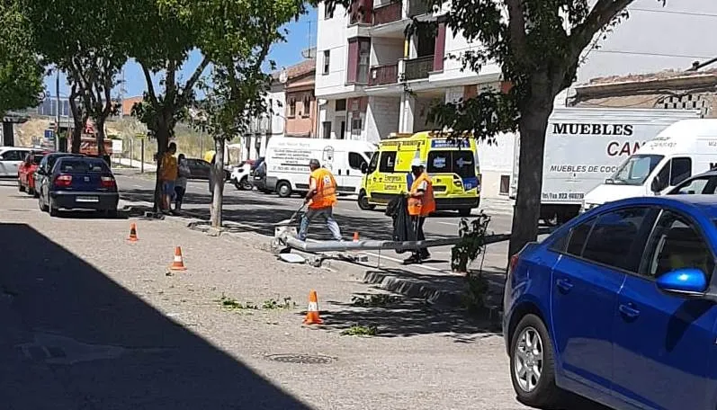 Herida una persona al impactar su vehículo contra una farola y volcar en la Avenida de España  