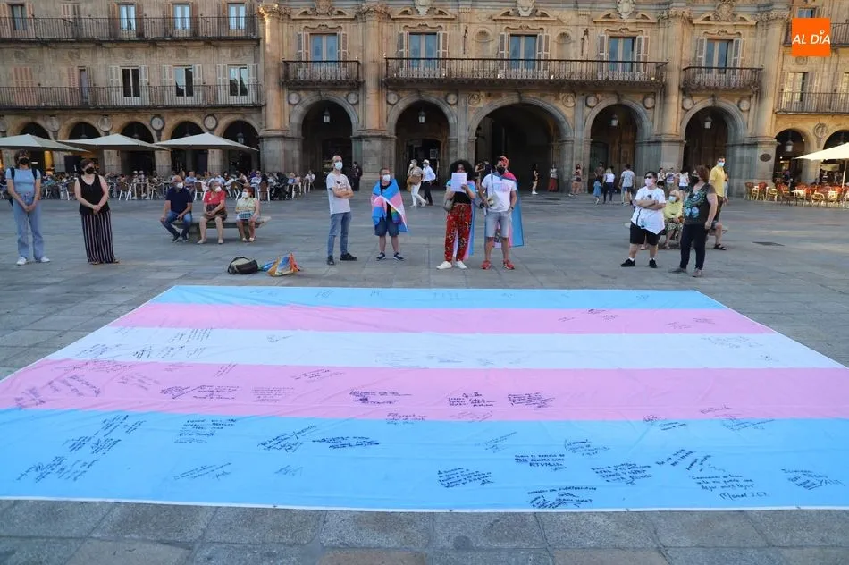 Foto 10 - La bandera en favor de la igualdad de las personas trans se despliega en Salamanca