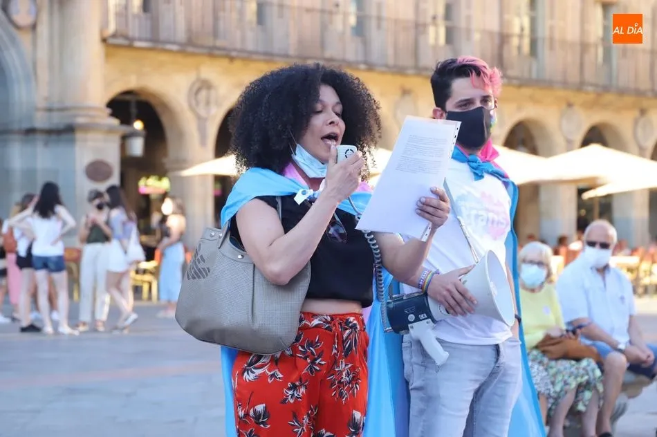 Foto 9 - La bandera en favor de la igualdad de las personas trans se despliega en Salamanca