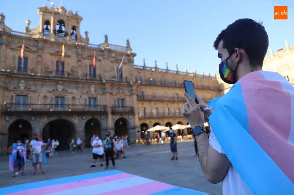 Foto 11 - La bandera en favor de la igualdad de las personas trans se despliega en Salamanca