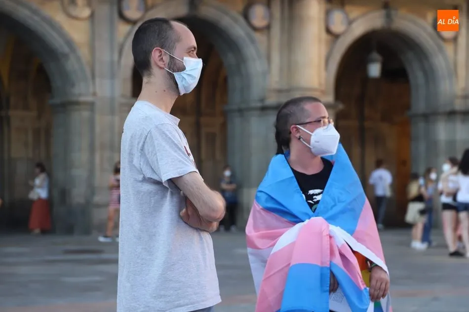 Foto 8 - La bandera en favor de la igualdad de las personas trans se despliega en Salamanca
