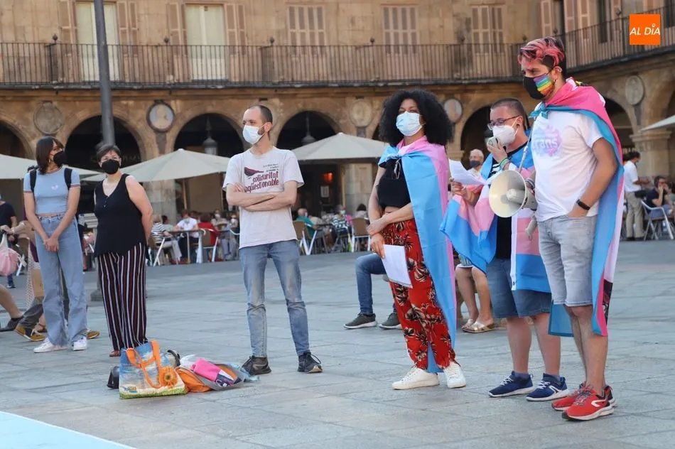 Foto 7 - La bandera en favor de la igualdad de las personas trans se despliega en Salamanca