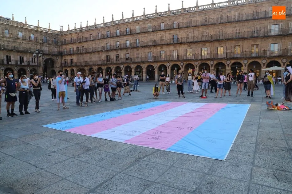 Foto 6 - La bandera en favor de la igualdad de las personas trans se despliega en Salamanca