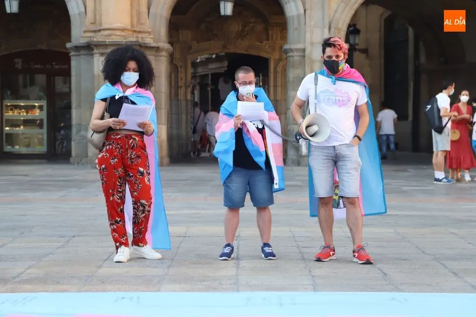 Foto 5 - La bandera en favor de la igualdad de las personas trans se despliega en Salamanca