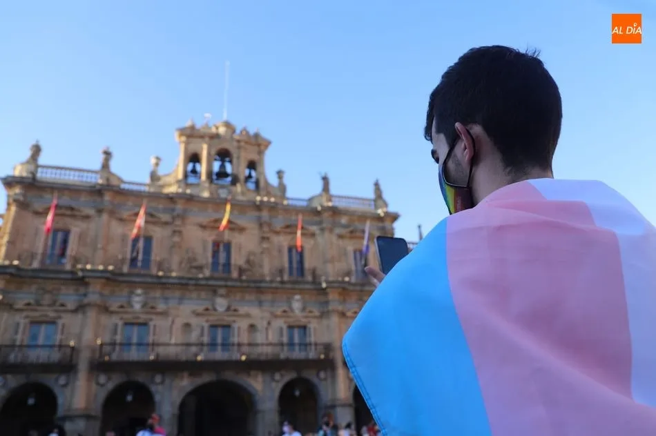 Foto 4 - La bandera en favor de la igualdad de las personas trans se despliega en Salamanca