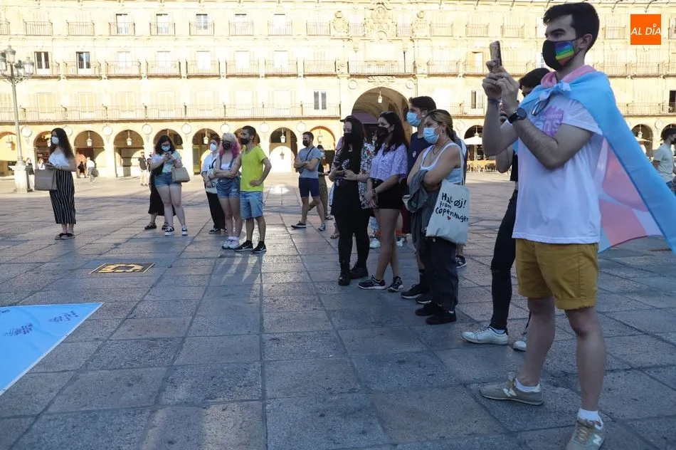 Foto 3 - La bandera en favor de la igualdad de las personas trans se despliega en Salamanca