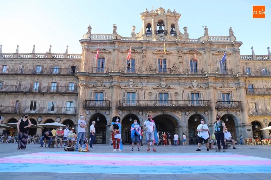 La bandera por la igualdad de las personas trans en la Plaza Mayor de Salamanca