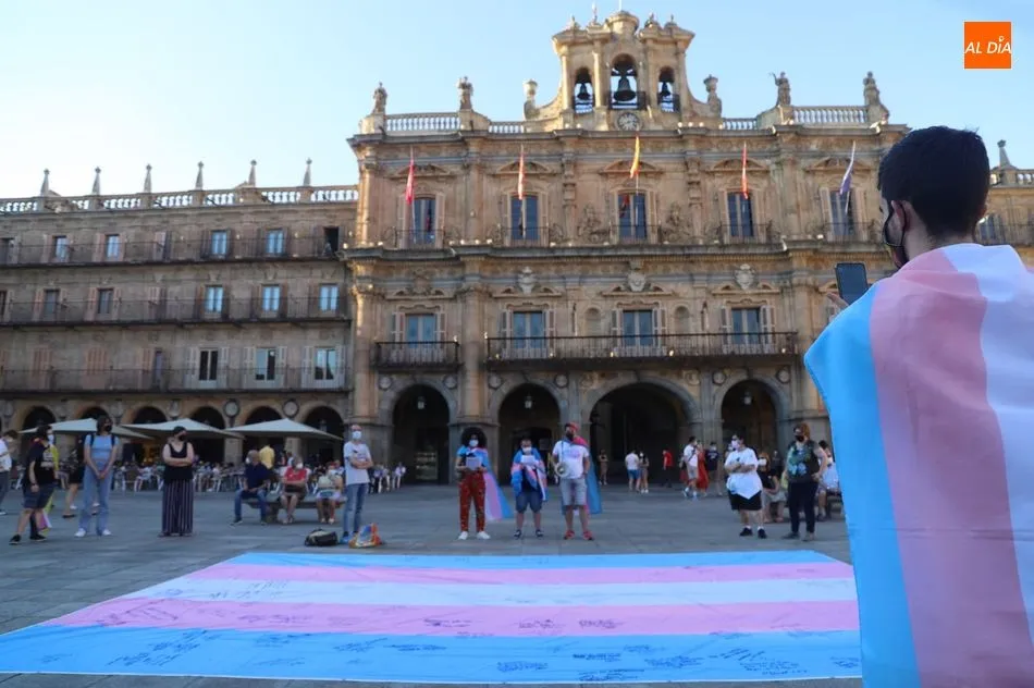 Foto 2 - La bandera en favor de la igualdad de las personas trans se despliega en Salamanca
