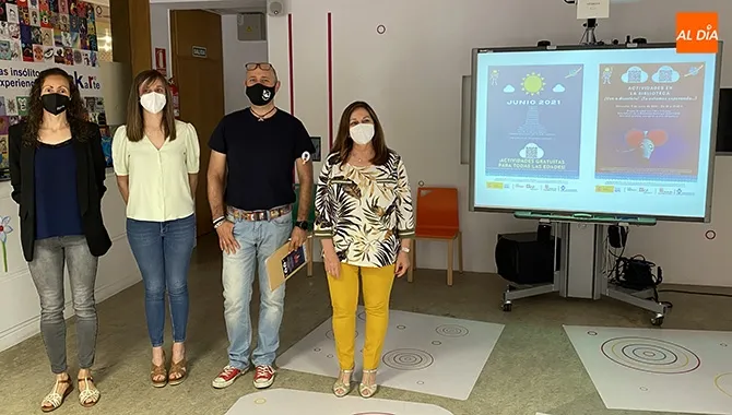 La alcaldesa Carmen Ávila, junto al docente del curso Ángel García, y las concejales Fátima Manzano y Pilar García, presentaba la programación practica