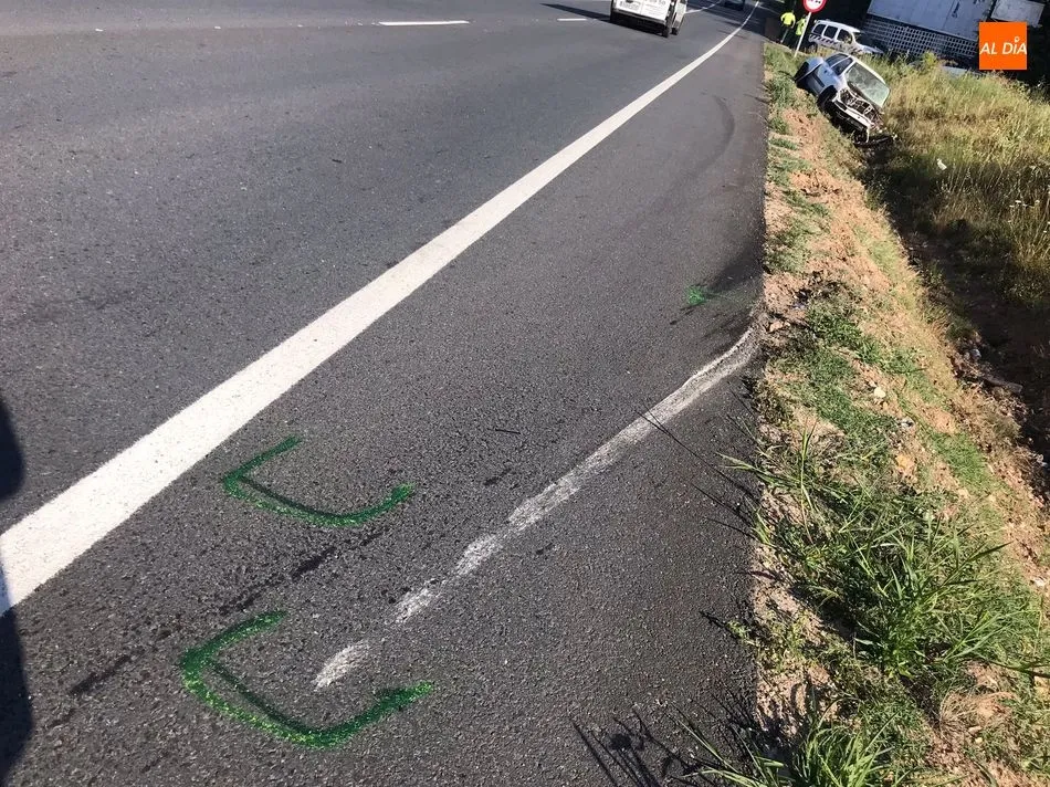 Foto 5 - Una colisi&oacute;n frontal en la carretera de Alba concluye con dos heridos y sendos veh&iacute;culos en la...