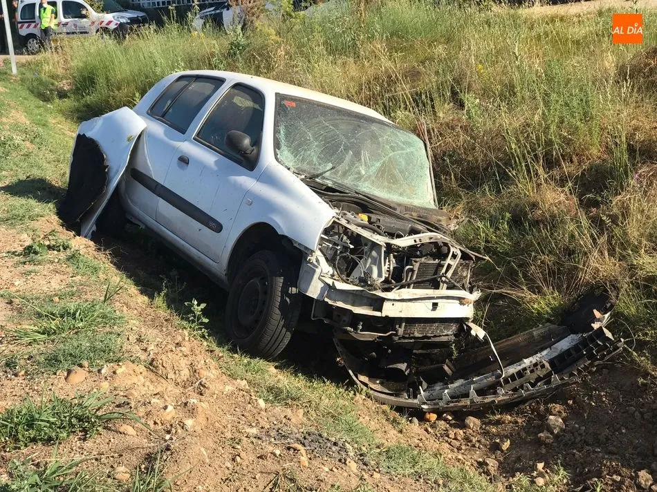 Foto 6 - Una colisi&oacute;n frontal en la carretera de Alba concluye con dos heridos y sendos veh&iacute;culos en la...