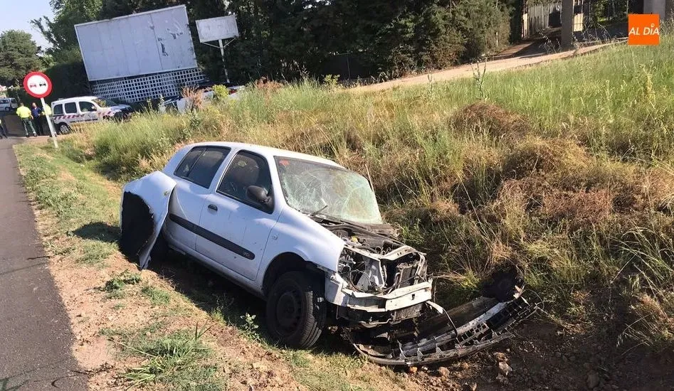 Foto 3 - Una colisi&oacute;n frontal en la carretera de Alba concluye con dos heridos y sendos veh&iacute;culos en la...