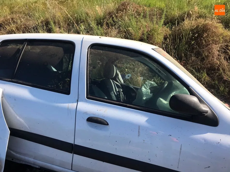Foto 2 - Una colisi&oacute;n frontal en la carretera de Alba concluye con dos heridos y sendos veh&iacute;culos en la...