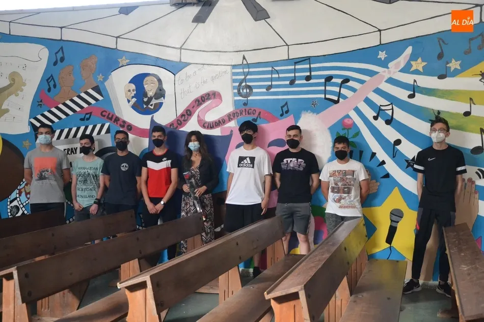 Foto 8 - El IES Fray Diego inaugura un espectacular mural para darle una nueva vida a su sal&oacute;n de actos  