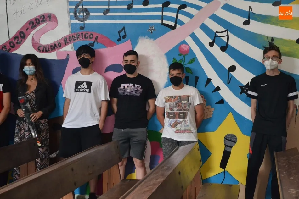 Foto 6 - El IES Fray Diego inaugura un espectacular mural para darle una nueva vida a su sal&oacute;n de actos  