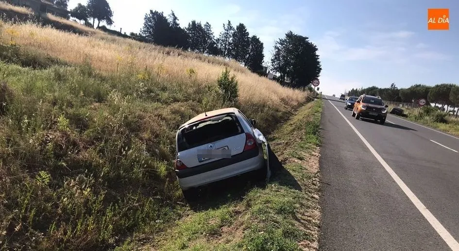 Foto 4 - Una colisi&oacute;n frontal en la carretera de Alba concluye con dos heridos y sendos veh&iacute;culos en la...
