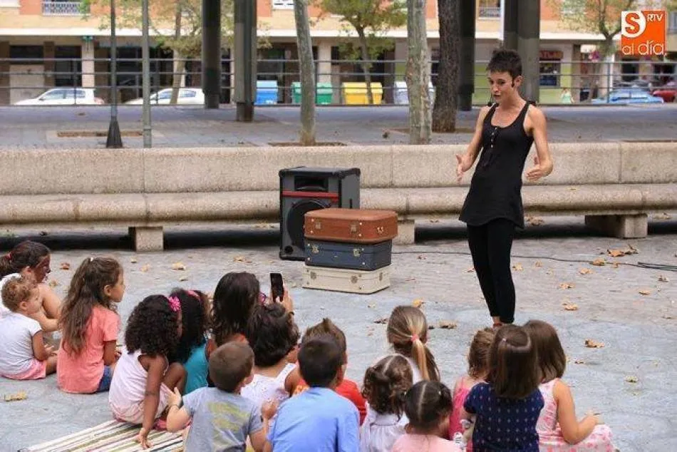 Foto de archivo de una actuación de Katua Teatro en la plaza de Barcelona, antes de la pandemia