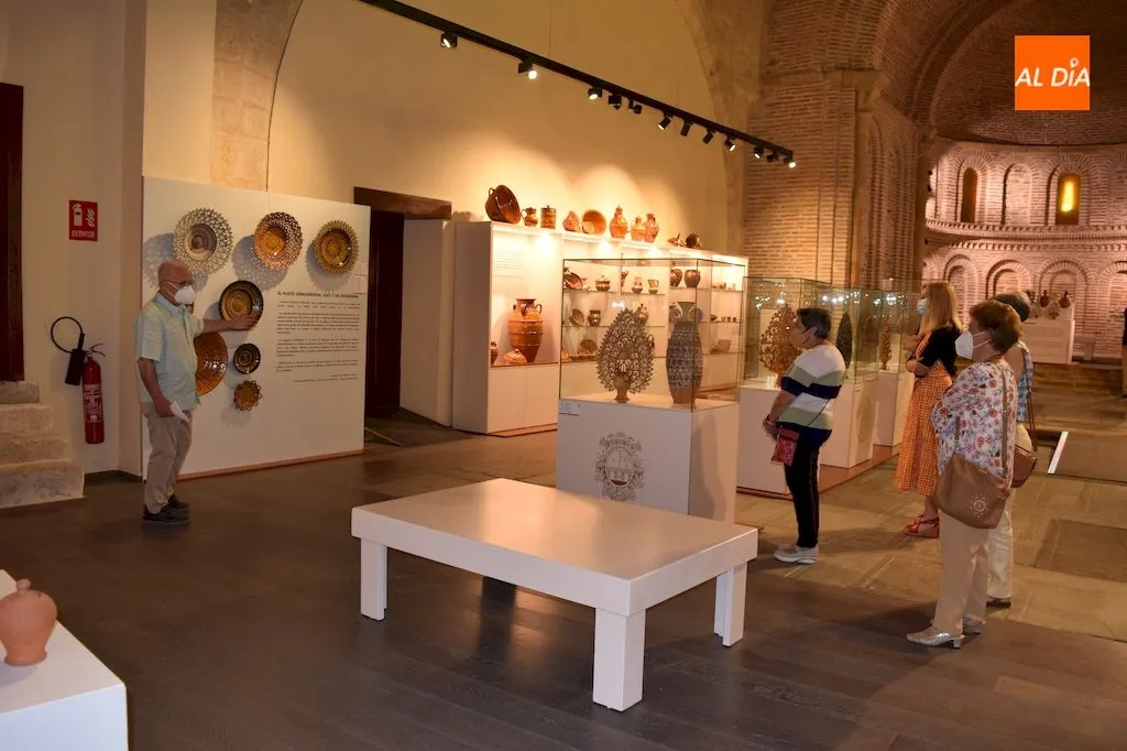 Luciano Hernández explica la nueva redistribución de la muestra / Pedro Zaballos