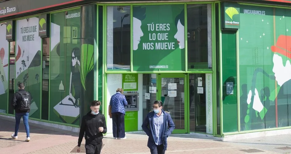 Unicaja Banco es una entidad colaboradora de la Agencia Tributaria y posibilita la utilización de Internet dentro del servicio que ofrece de pago de impuestos a Hacienda mediante la Red