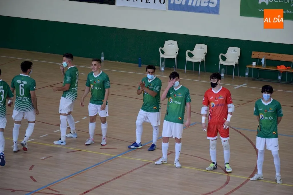 Jugadores del Piensos Durán Albense saltan al campo antes de un partido / Pedro Zaballos