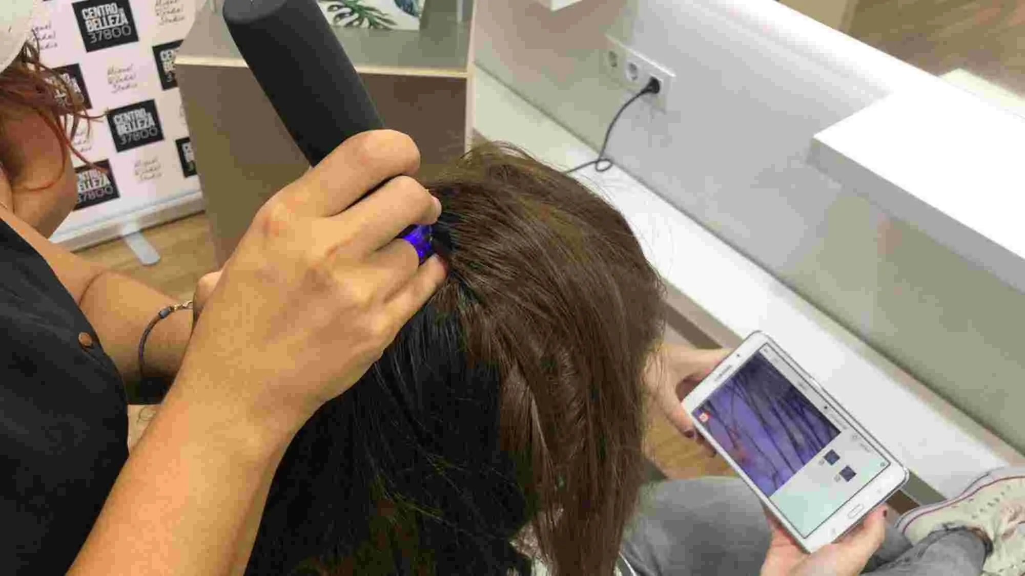 Utilización sobre una clienta del microvisor capilar en el Centro de Belleza 37800