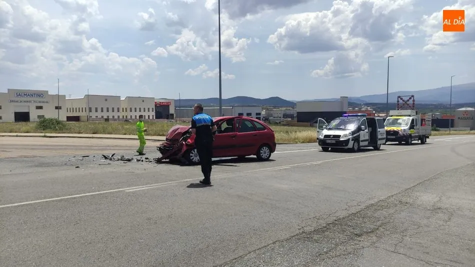 Foto 2 - La colisi&oacute;n de un cami&oacute;n y un turismo en Guijuelo deja un herido y da&ntilde;os materiales