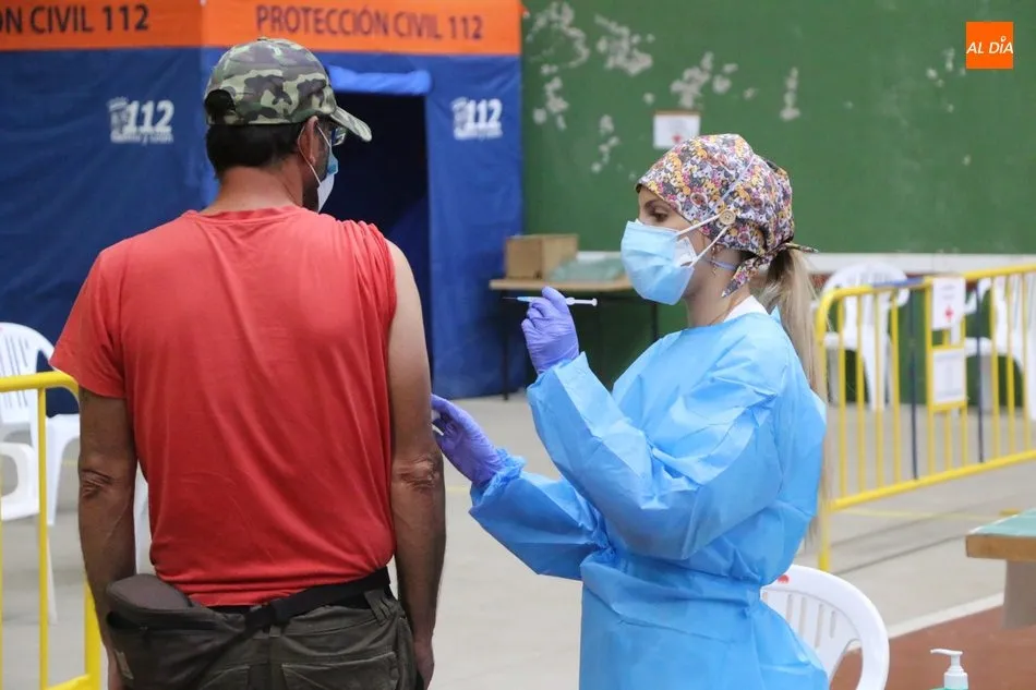 El martes 8 de junio les llega el turno a los que este año cumplen entre 40 y 45 años / CORRAL