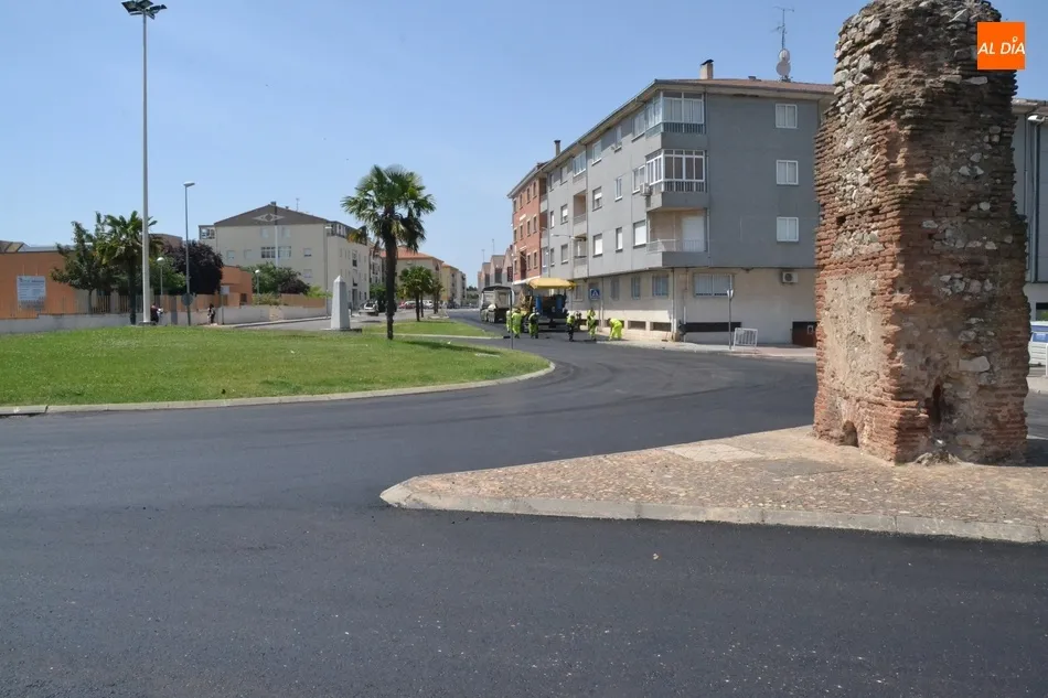 Foto 11 - Extendido un nuevo asfalto por la Avenida de Arcachon y el Paseo de Carmelitas  
