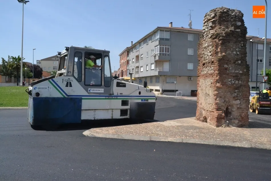 Foto 10 - Extendido un nuevo asfalto por la Avenida de Arcachon y el Paseo de Carmelitas  