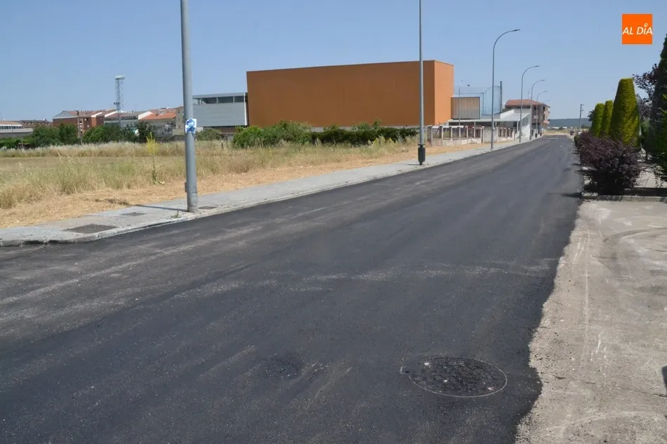 Foto 9 - Extendido un nuevo asfalto por la Avenida de Arcachon y el Paseo de Carmelitas  