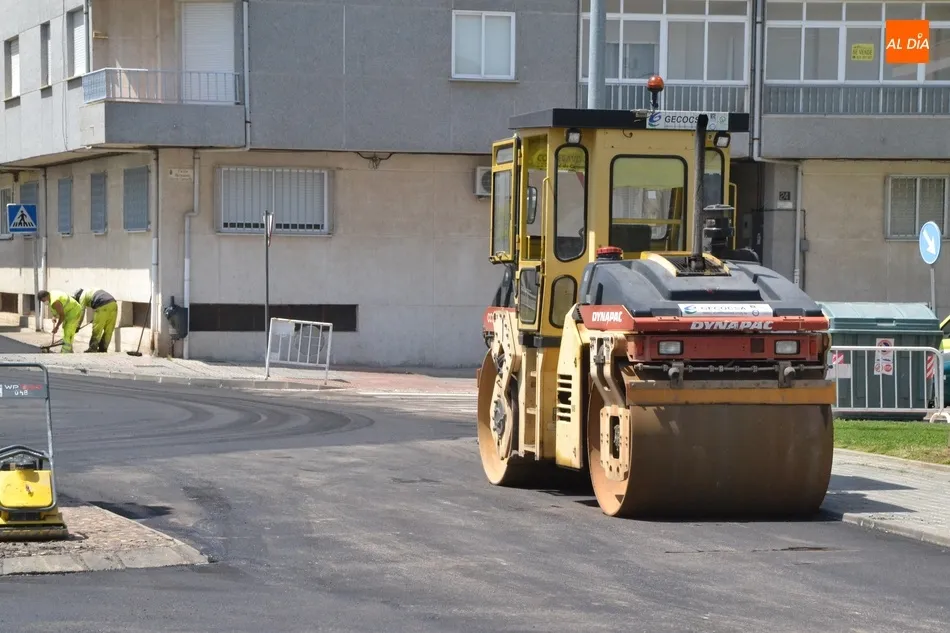 Foto 7 - Extendido un nuevo asfalto por la Avenida de Arcachon y el Paseo de Carmelitas  